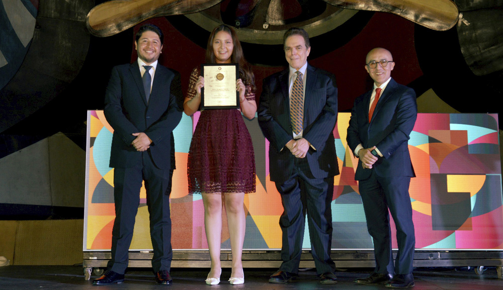 Valery Peregrina Fuentes es galardonada durante el Premio Nacional de las Artes Gráficas