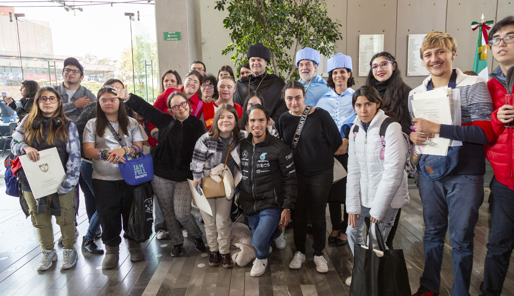 Alumnos del Diplomado en Desarrollo de Habilidades Sociales y Vocacionales, presentes en entrega de Doctorado Honoris Causa 