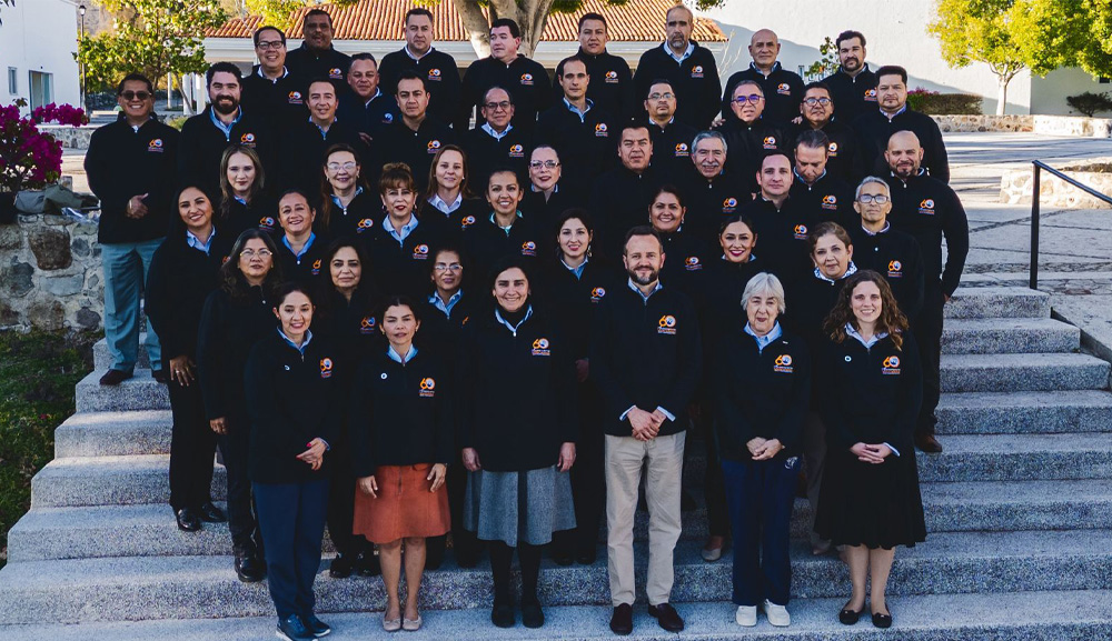 El Dr. Edgar Martínez habla de liderazgo en seminario de la Red de Colegios Mano Amiga