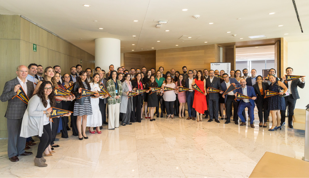 Egresados Anáhuac participan en desayuno empresarial en la Torre BBVA