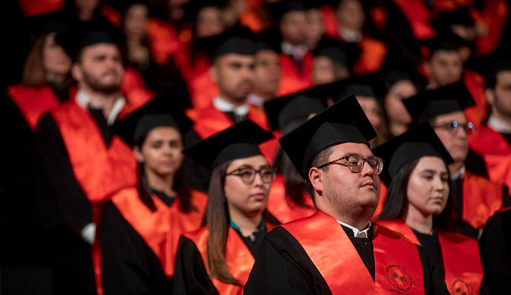 Egresados Anáhuac, hombres y mujeres capaces de servir a la verdad