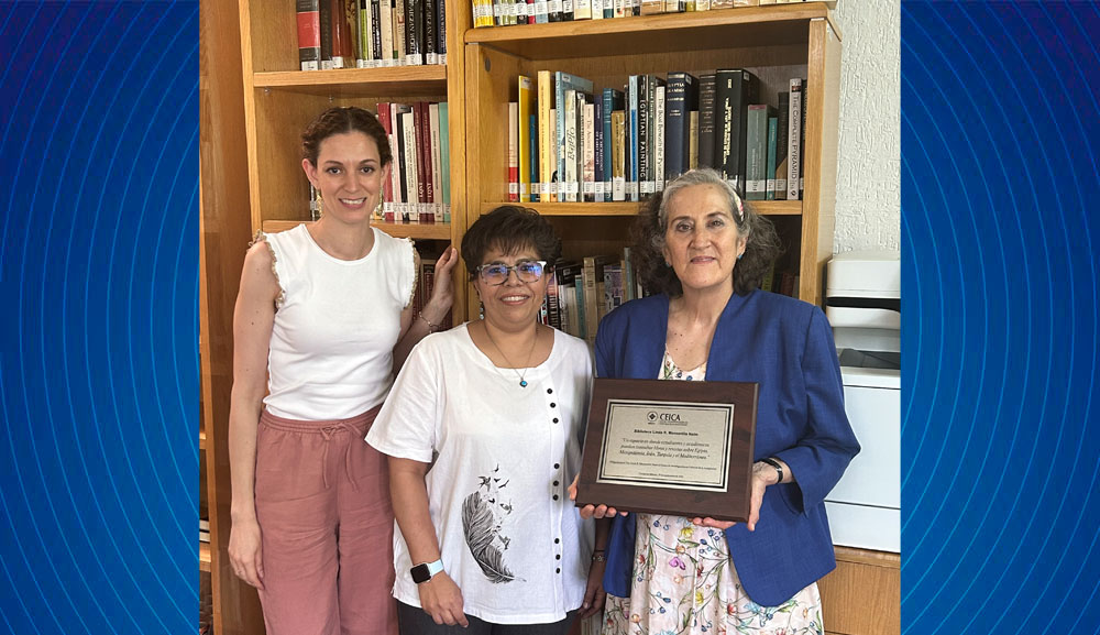 Linda R. Manzanilla Naim visita el CEICA para conocer la biblioteca que lleva su nombre