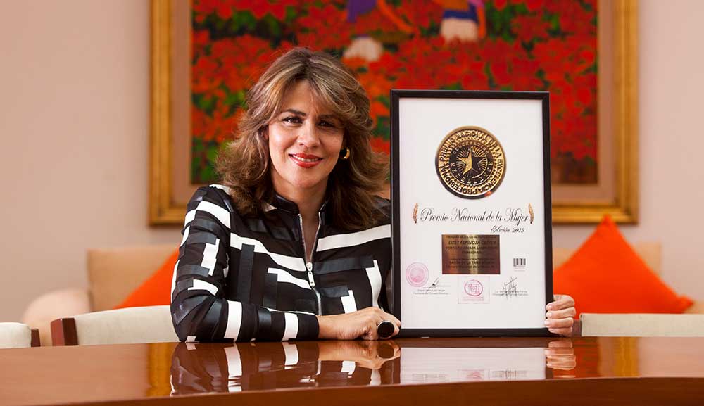 Nuestra egresada Lizet Espinoza recibe el Premio Nacional de la Mujer 2019