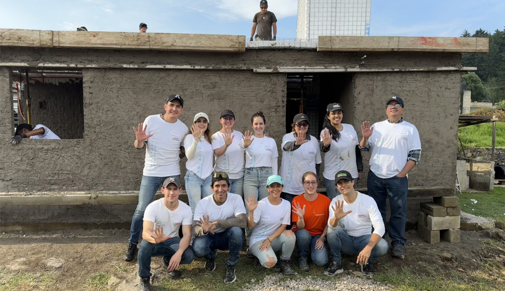 Voluntarios de ASUA Posgrados Anáhuac construyen casa en el Estado de México