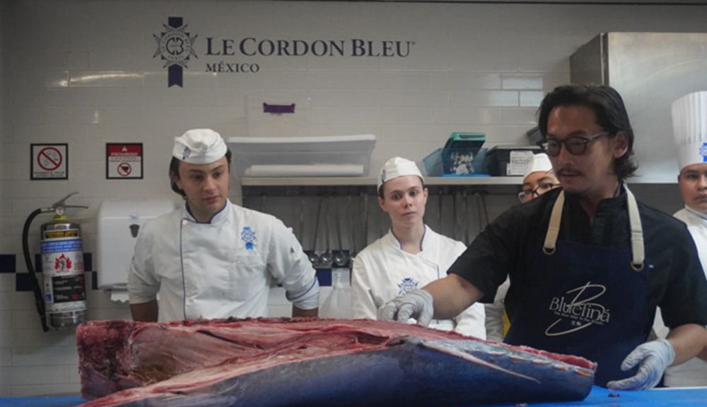 El chef Yusuke imparte masterclass sobre ronqueo de atún en Le Cordon Bleu