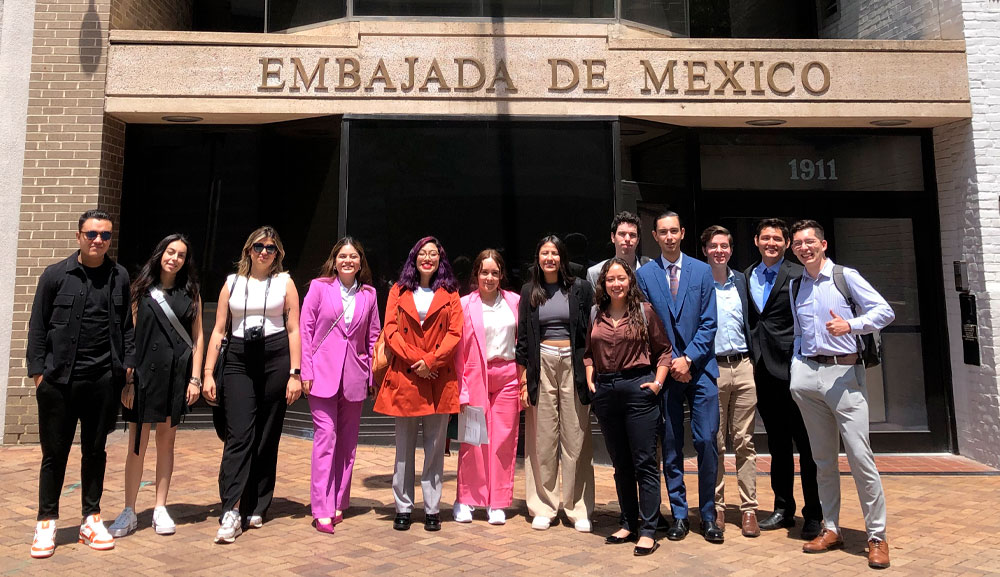 Vinculamos a alumnos de Sinergia con expertos en administración pública internacional