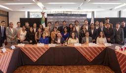 Alumnos de Sinergia sostienen ELAP con Íñigo Fernández Baptista