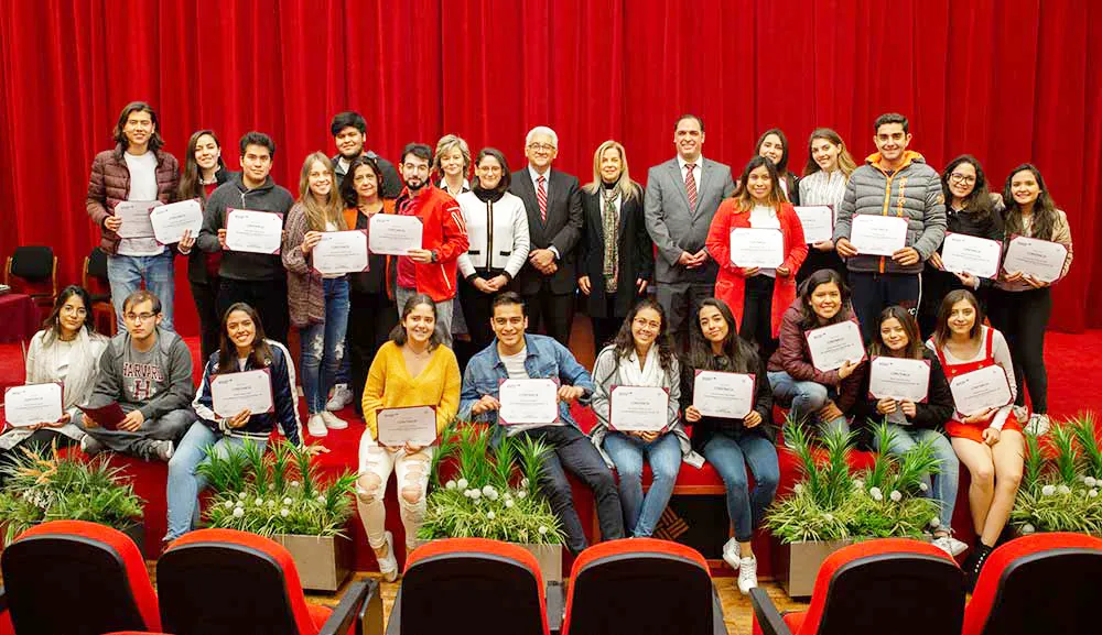 Alumnos de la Facultad de Comunicación concluyen curso financiero