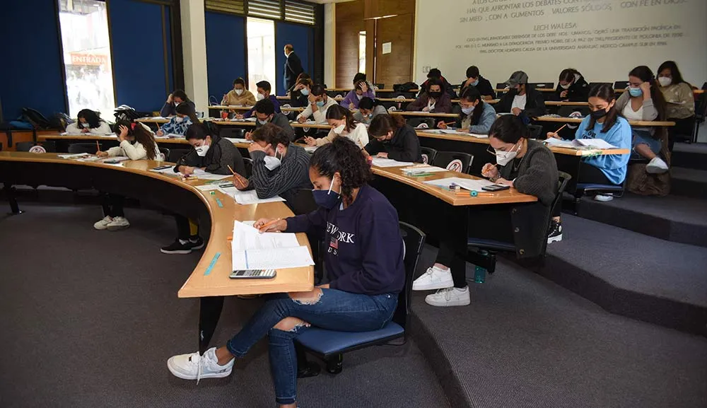 Alumnos de licenciatura presentan la prueba EGEL 