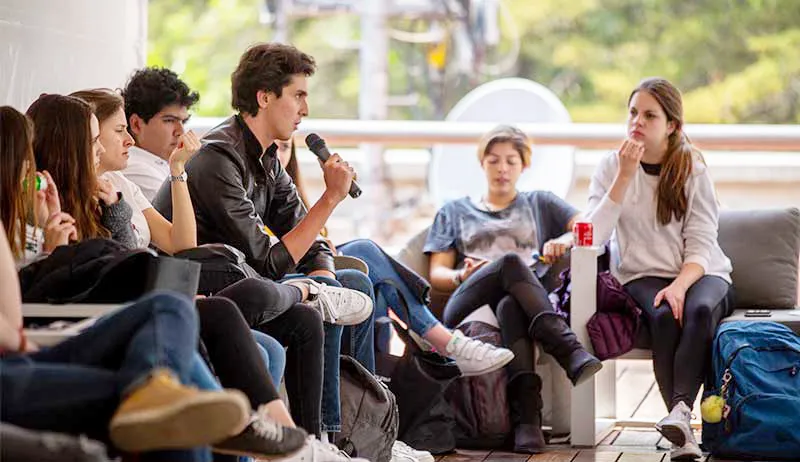 Alumnos debaten en Café Chesterton sobre México, su democracia y la crisis de la misma