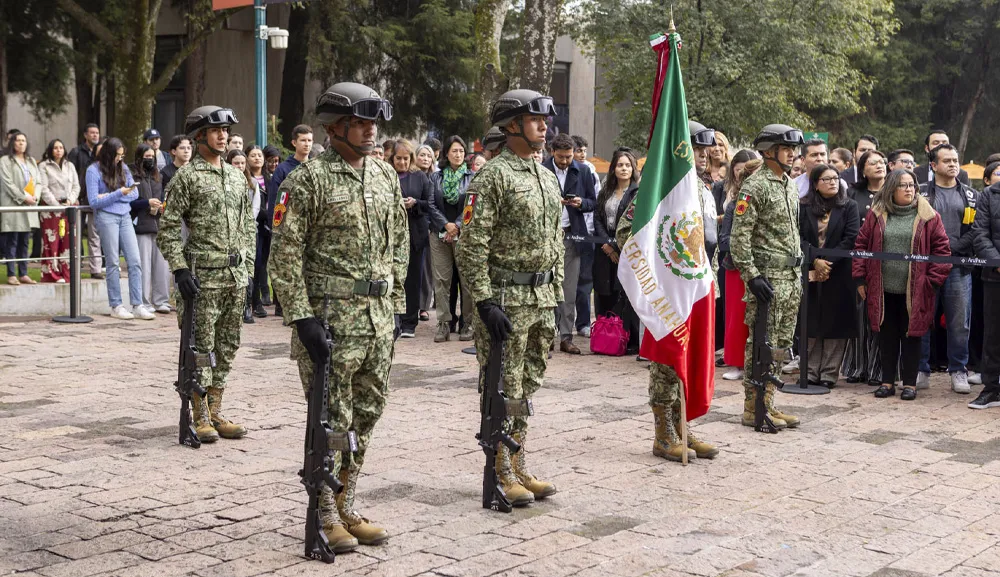 La Universidad Anáhuac México y la DEFENSA fortalecen valores cívicos con honores a la bandera y exposición militar