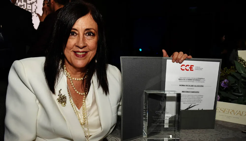 El CCE reconoce a la Dra. Nora Ricalde por su liderazgo académico