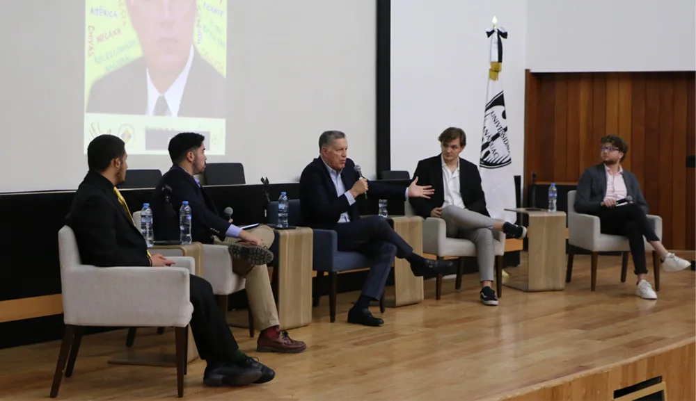 Ricardo Peláez ofrece conferencia a los alumnos de la Escuela de Ciencias del Deporte