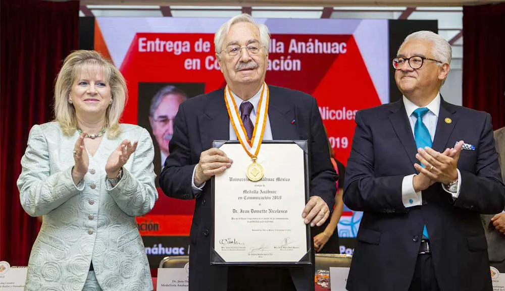 El Dr. Jean Domette recibe la Medalla Anáhuac en Comunicación 2019