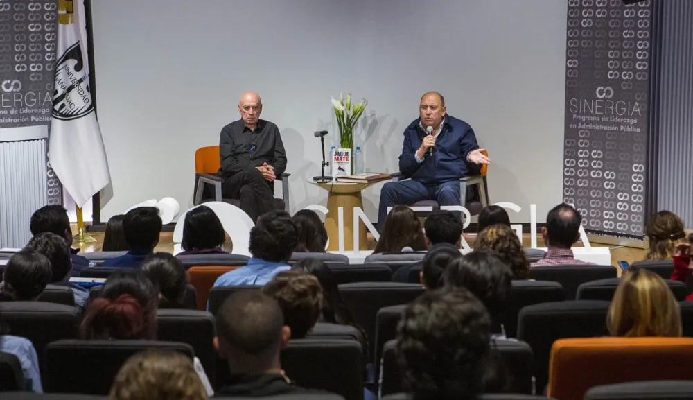 Rubén Moreira y Rubén Aguilar Valenzuela presentan su libro a alumnos de Sinergia