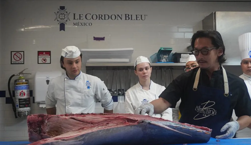 El chef Yusuke imparte masterclass sobre ronqueo de atún en Le Cordon Bleu