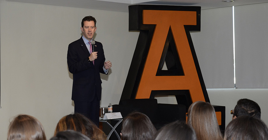 Presidente de la American Society of México dialoga sobre la relación bilateral México – Estados Unidos en la Universidad Anáhuac