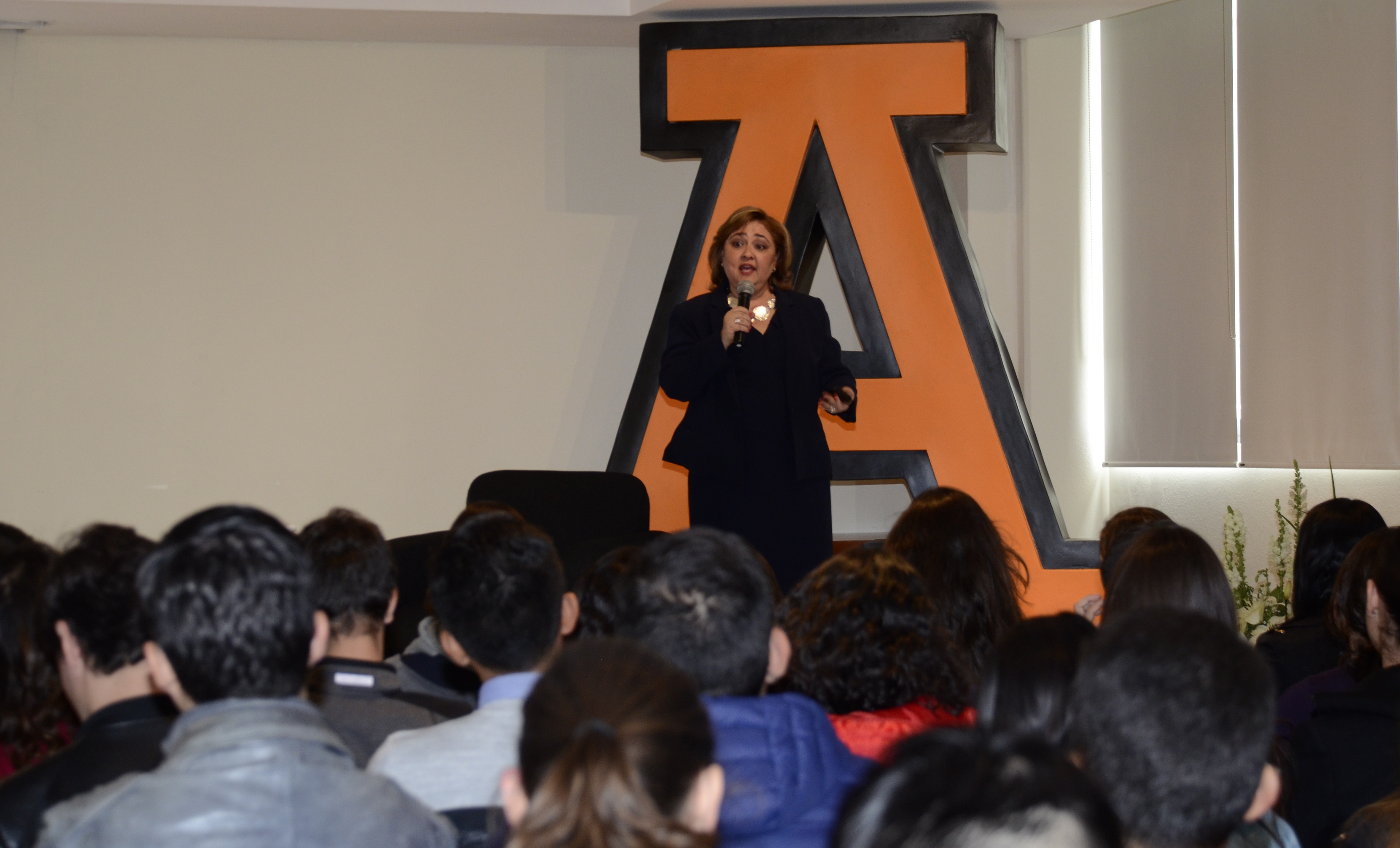 Directora Internacional de Clōe, marca prestigiada de moda, dicta Cátedra en la Universidad Anáhuac