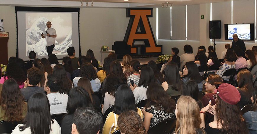 Alumnos de Arquitectura y Diseño intercambian ideas con diseñador internacional experto en temas editoriales