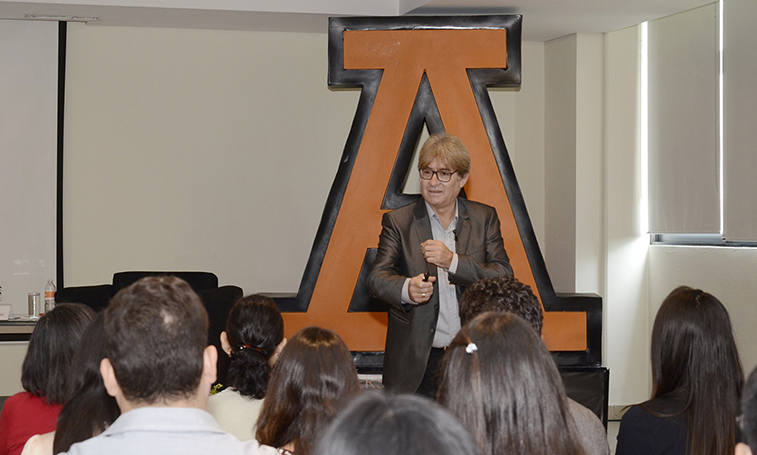 Dr. Edgard Fernando Pacheco Luza, Presidente de la ALAMOC.