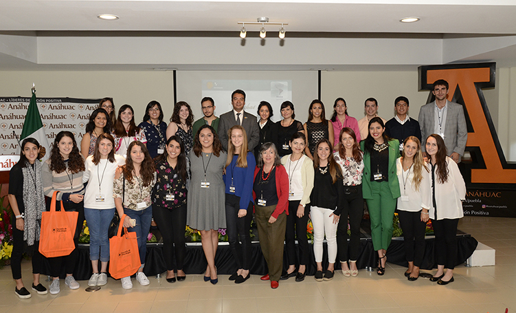 Dr. Alejandro Hernández Lira, Fundador y Director General del INCOSAME con los alumnos y autoridades de la Escuela de Psicología.