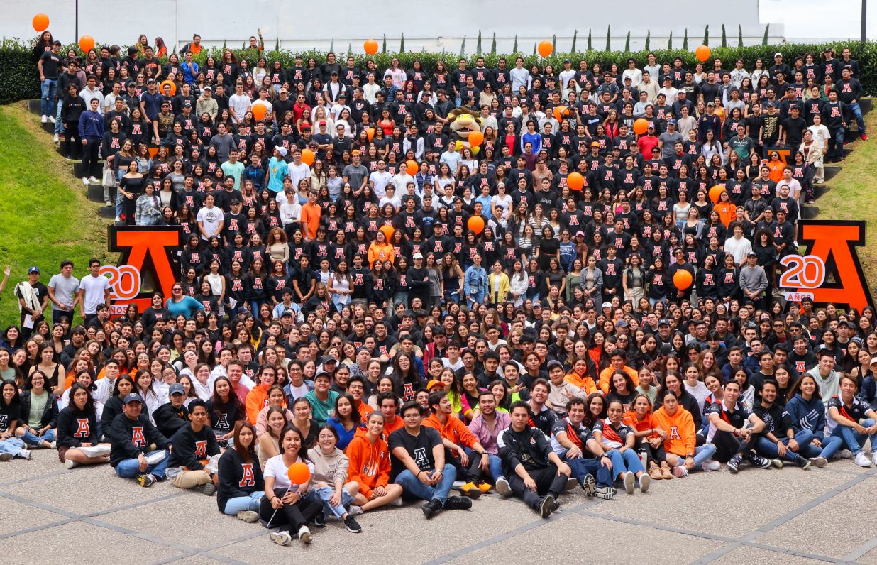 Cientos de alumnos reunidos en la Universidad Anáhuac Puebla