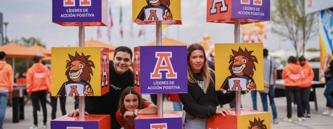 Alumnos de la Anáhuac Puebla disfrutando de un evento en el campus