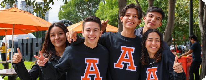 Grupo de alumnos felices con una sudadera de la Universidad Anáhuac