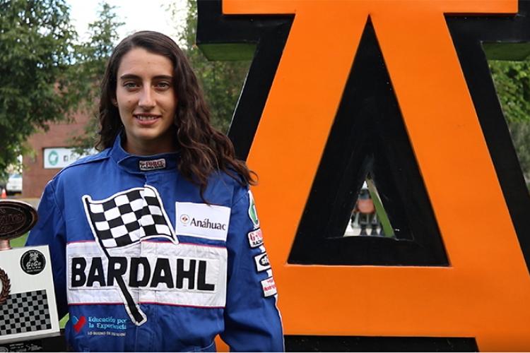 Alumna de la Universidad Anáhuac, primera mujer en subirse al podio de primer lugar en el Autódromo Hermanos Rodríguez