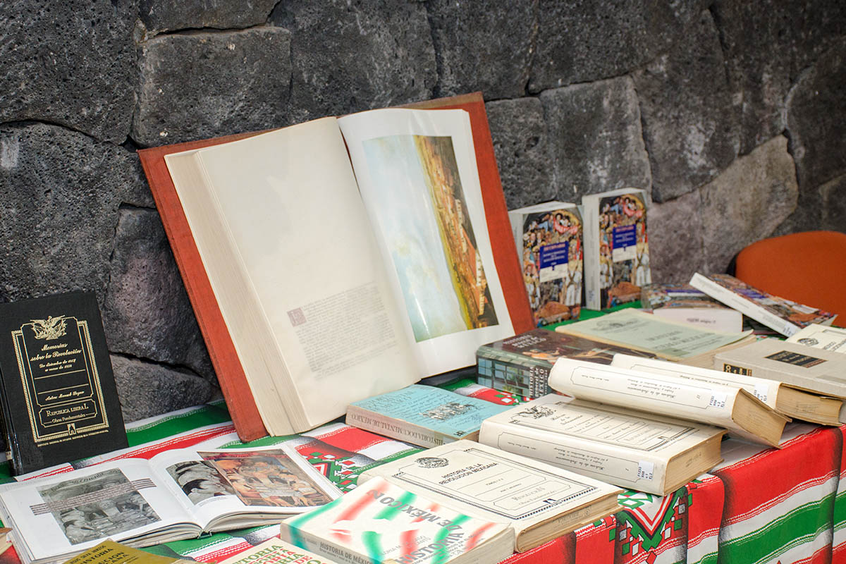 2 / 4 - Muestra Bibliográfica de la Revolución Mexicana 2 / 4 - Muestra Bibliográfica de la Revolución Mexicana