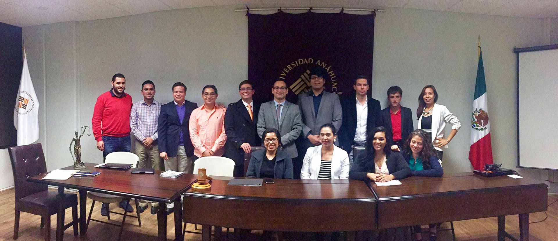 Presentación de cursos en línea por alumnos de Derecho