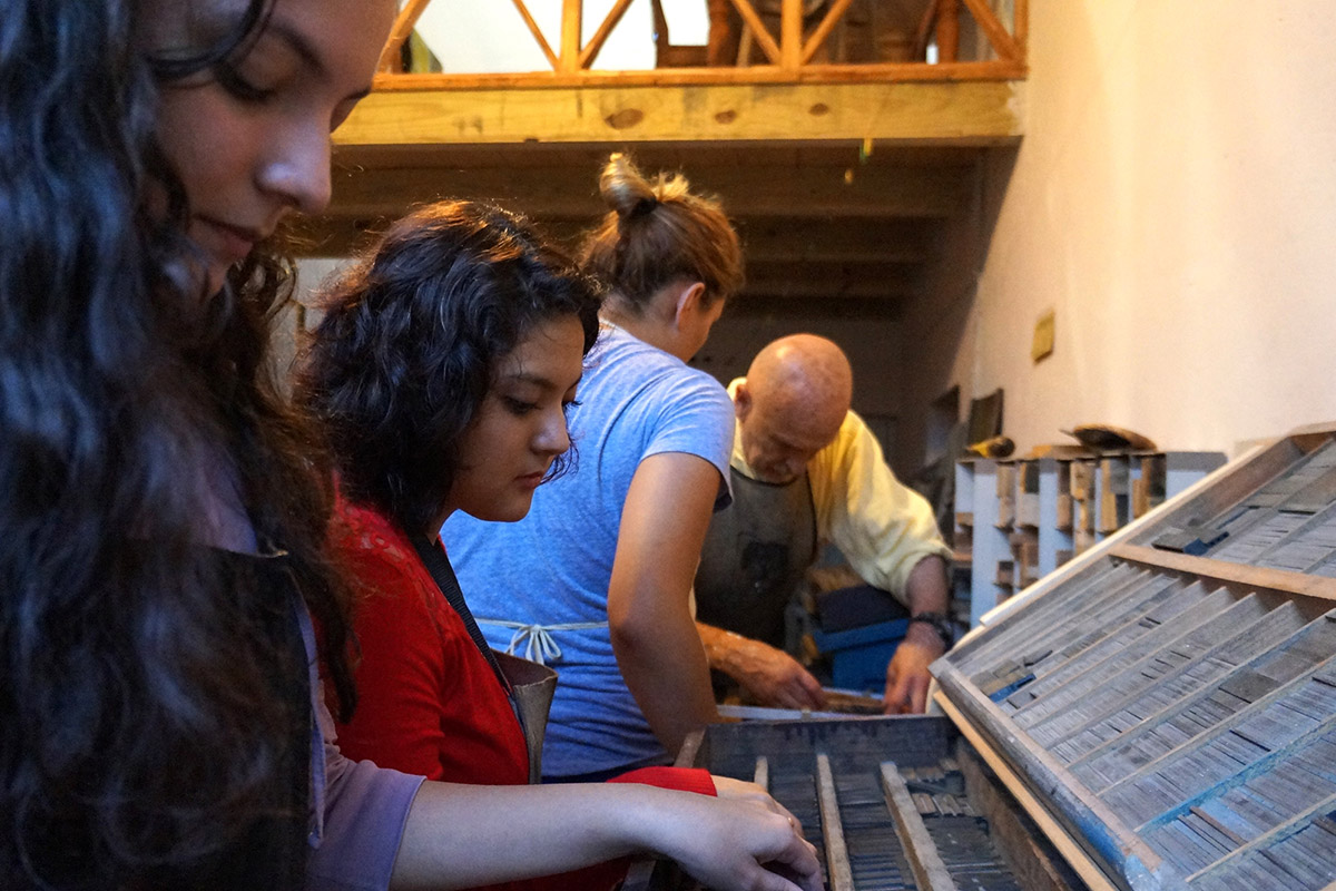 1 / 6 - Alumnos de Diseño Gráfico visitan La Ceiba Gráfica 1 / 6 - Alumnos de Diseño Gráfico visitan La Ceiba Gráfica