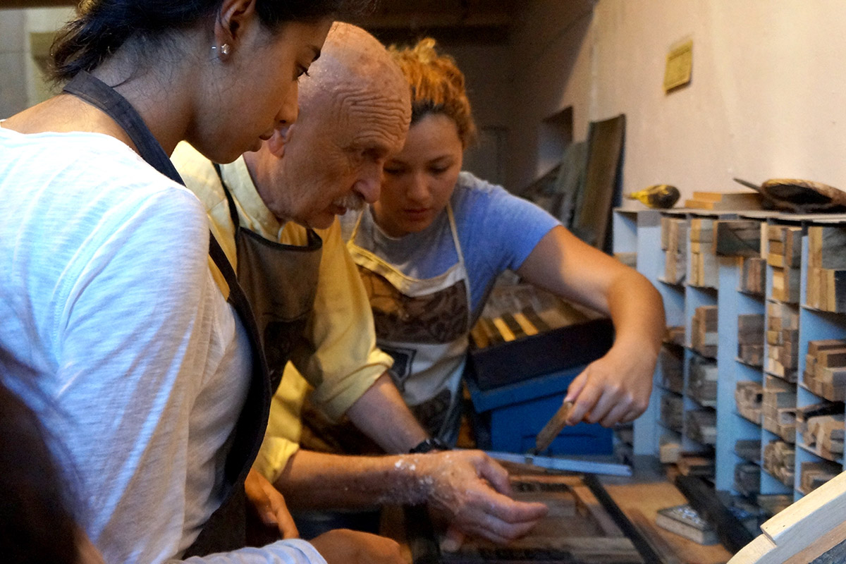 2 / 6 - Alumnos de Diseño Gráfico visitan La Ceiba Gráfica 2 / 6 - Alumnos de Diseño Gráfico visitan La Ceiba Gráfica