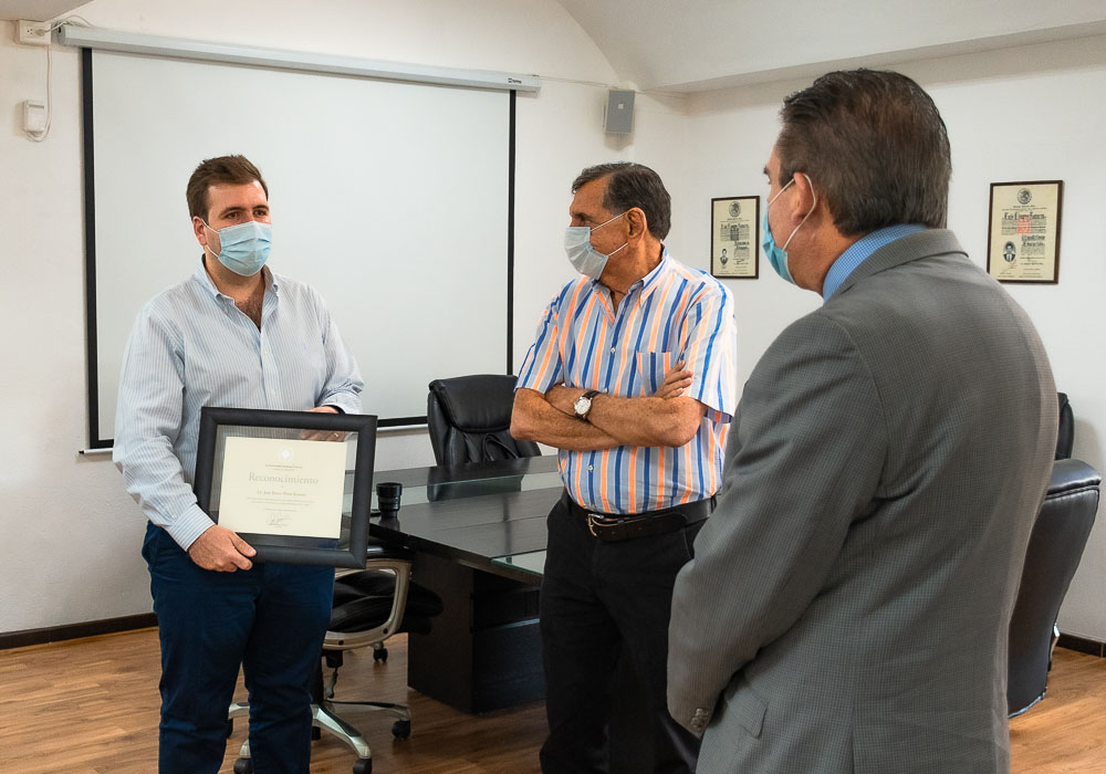 6 / 6 - Reconocimiento al Lic. Juan Bosco Pérez Acasuso 6 / 6 - Reconocimiento al Lic. Juan Bosco Pérez Acasuso