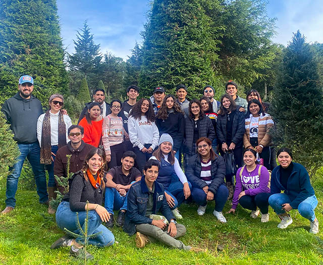 Anunciando la Llegada de la Navidad con el Corte del Pino Navideño 2022