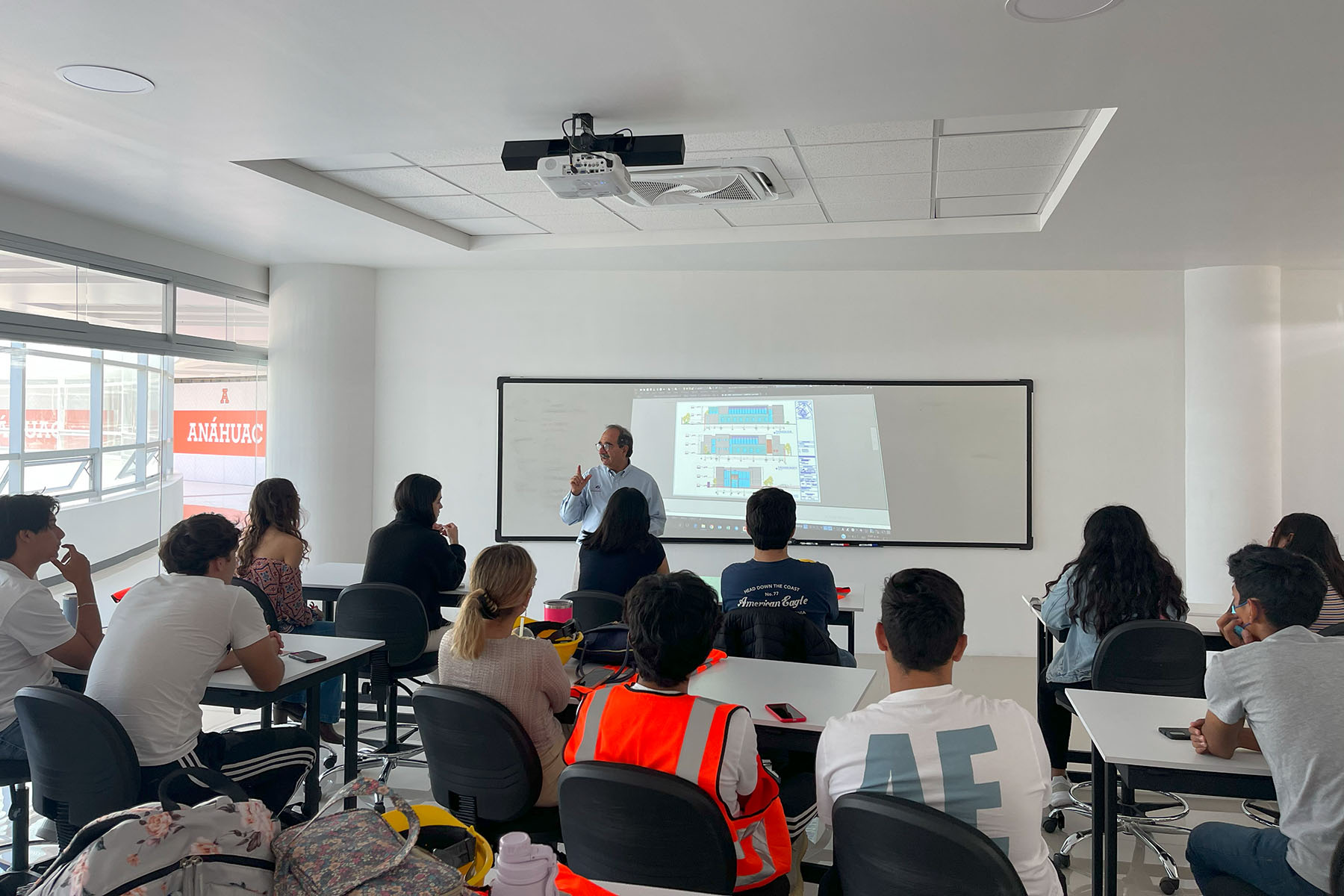 8 / 10 - Alumnos de la Escuela de Arquitectura Visitaron el Nuevo Corporativo de CAFIVER