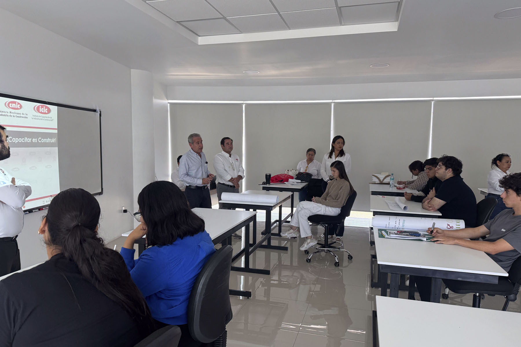 1 / 3 - Visita de la CMIC a la Escuela de Arquitectura Fortalece Vínculos con el Sector Profesional