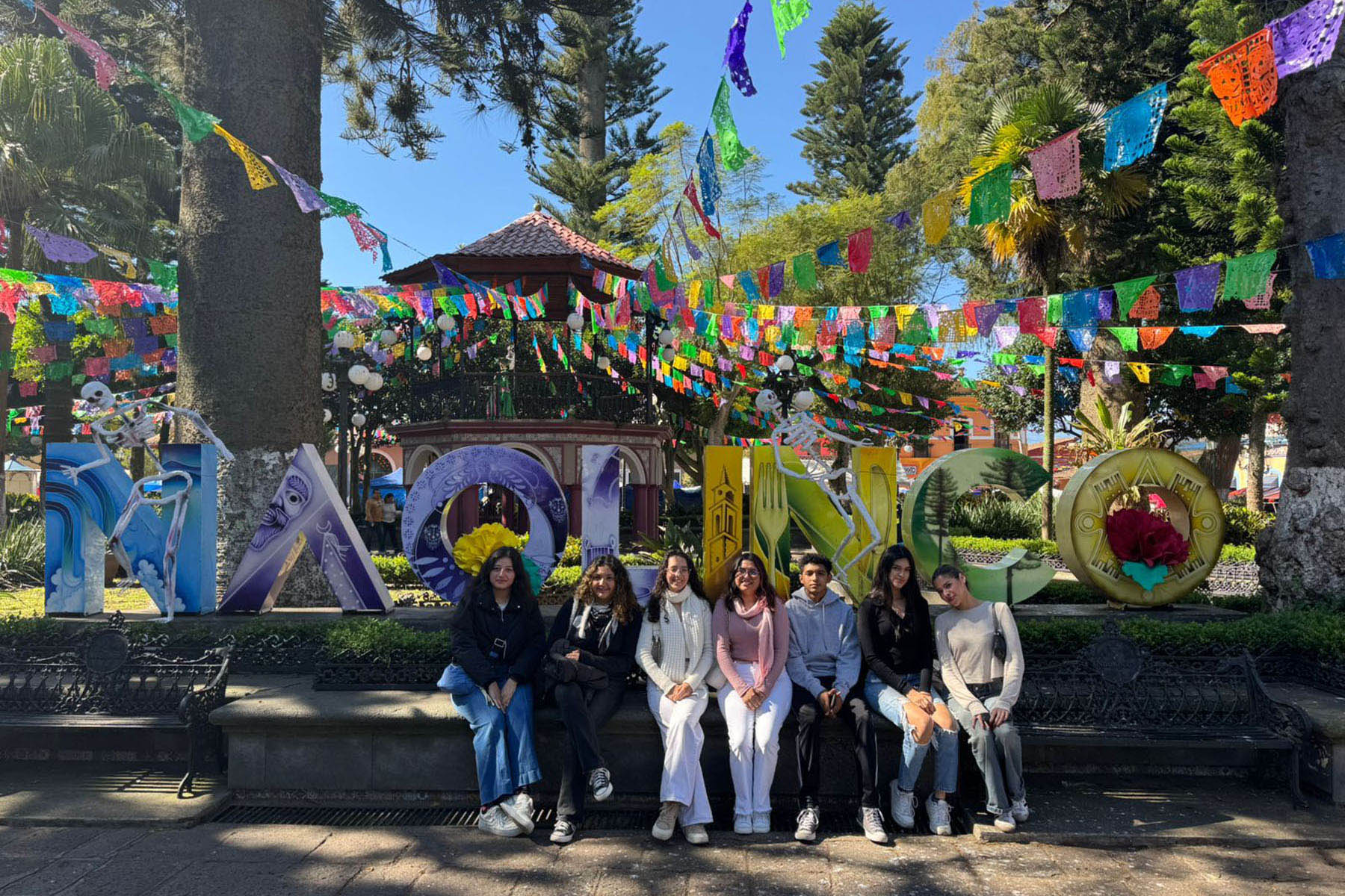 1 / 7 - Viviendo las Tradiciones: Alumnos Visitan Naolinco en el Día de Muertos 1 / 7 - Viviendo las Tradiciones: Alumnos Visitan Naolinco en el Día de Muertos