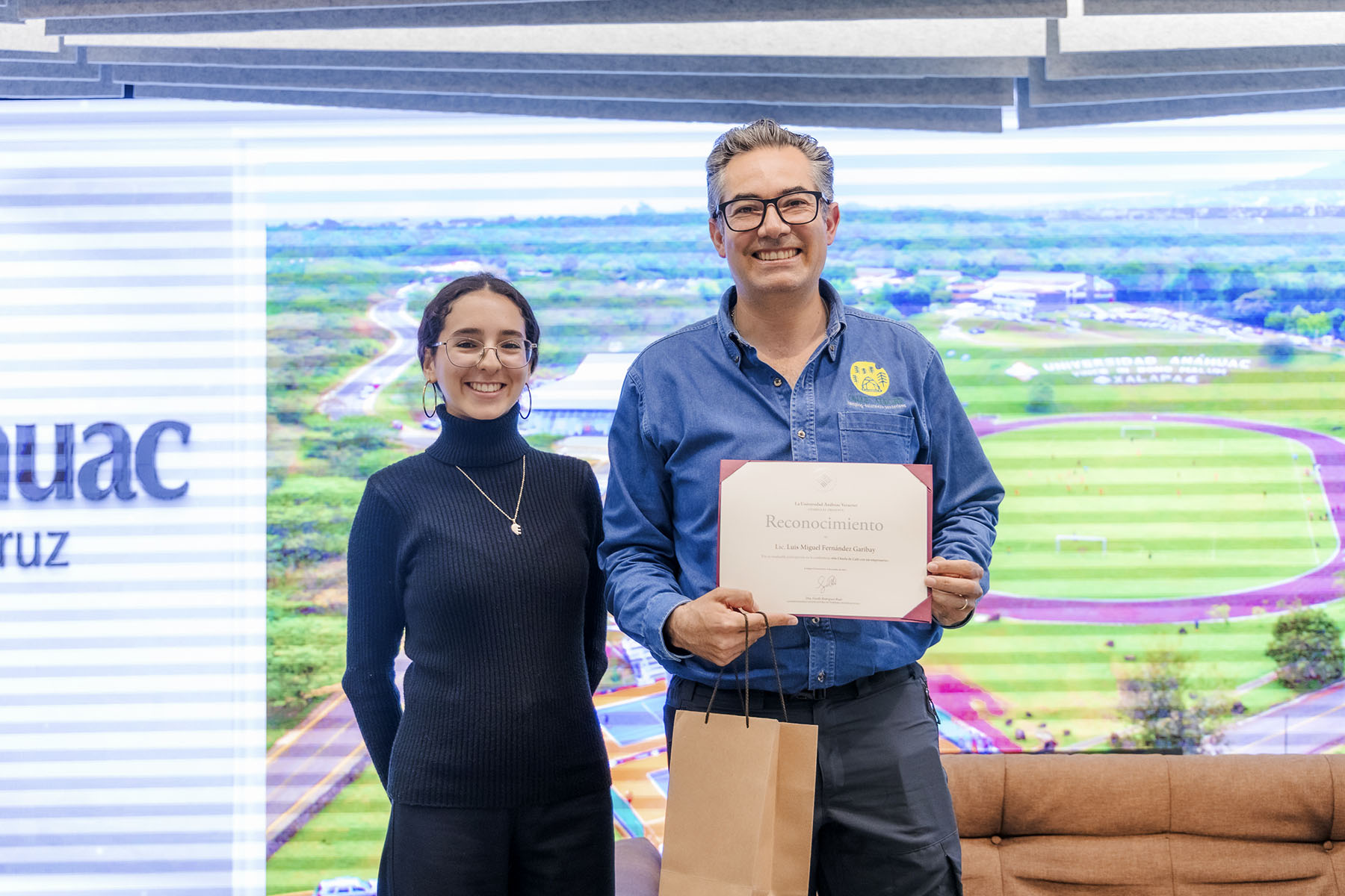 2 / 3 - Sexta Edición de la Charla: Café con un Empresario 2 / 3 - Sexta Edición de la Charla: Café con un Empresario