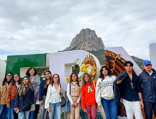 Estudiantes Fortalecen su Formación en el Business Summit 2025