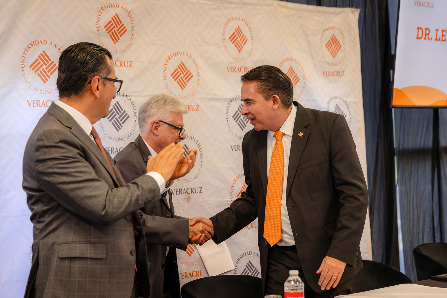 26 / 40 - Homenaje al Dr. Leonardo Verduzco Rodríguez en el Marco del Día del Médico 26 / 40 - Homenaje al Dr. Leonardo Verduzco Rodríguez en el Marco del Día del Médico