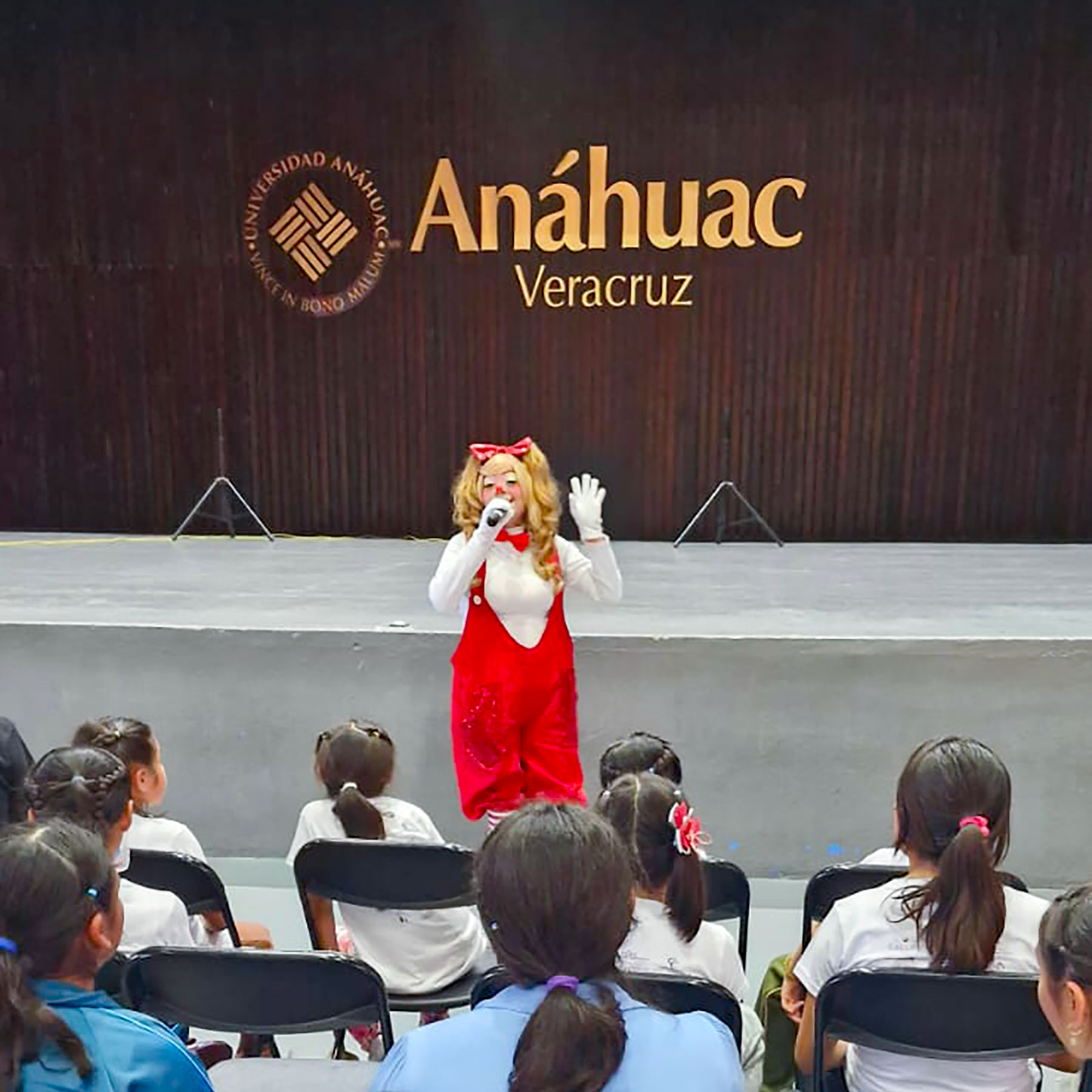 Cerrar vista en pantalla completa 1 / 1 - Un Día de Alegría