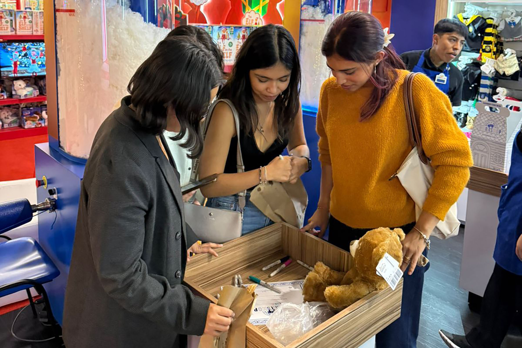 6 / 10 - Experiencia Educativa en Palacio de Hierro Polanco y Coyoacán 6 / 10 - Experiencia Educativa en Palacio de Hierro Polanco y Coyoacán