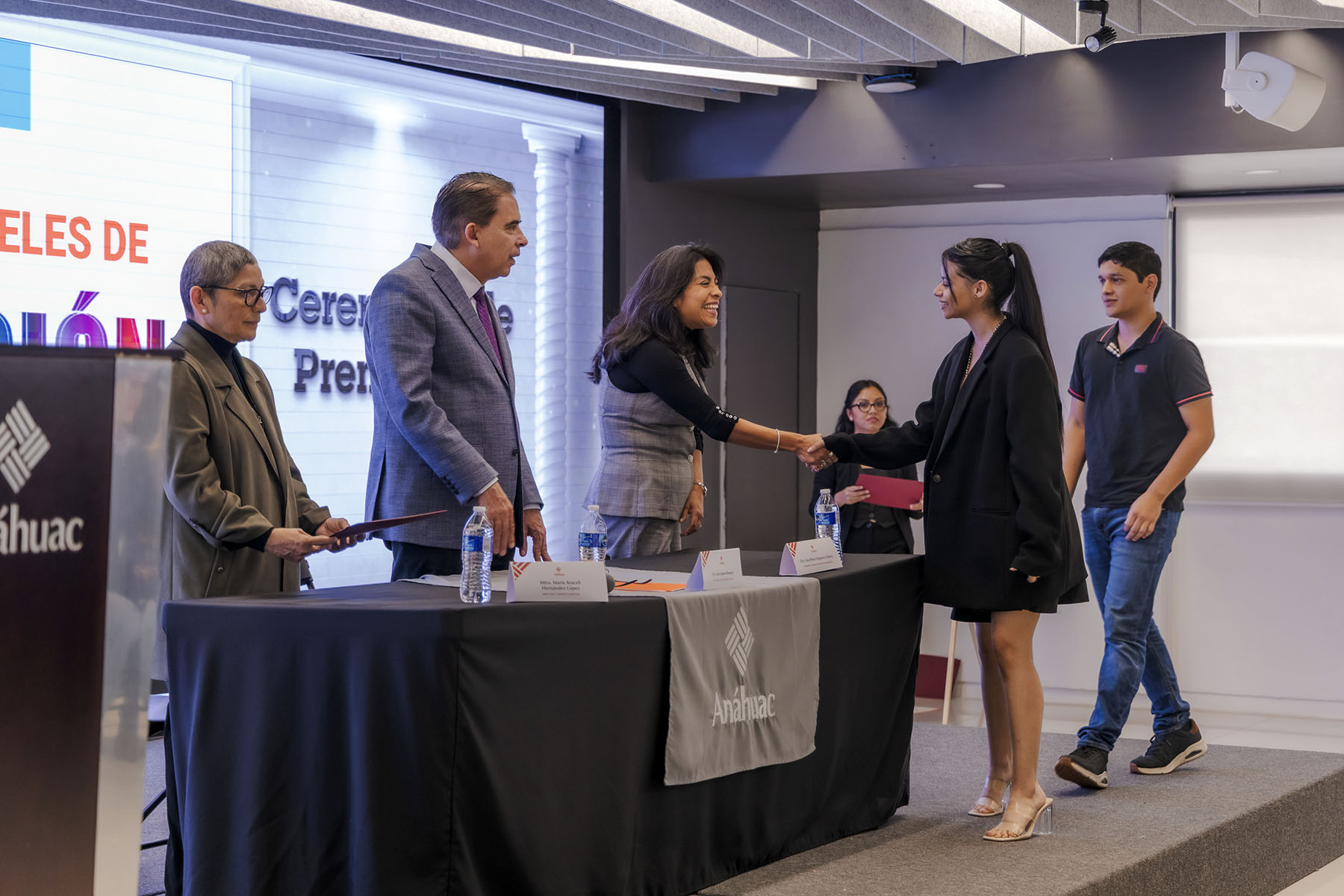 29 / 58 - 3.er Concurso de Carteles de Investigación 29 / 58 - 3.er Concurso de Carteles de Investigación