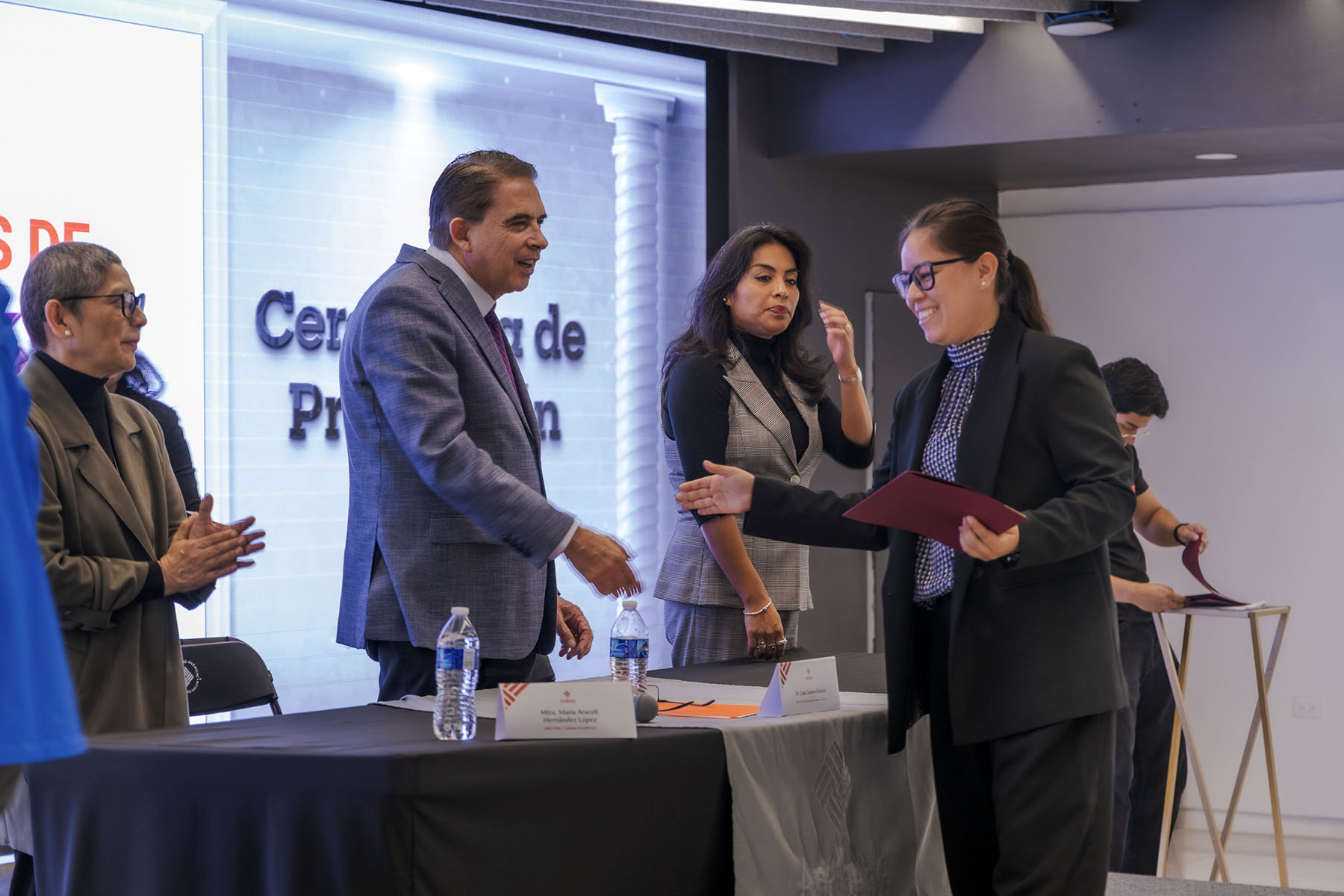 48 / 58 - 3.er Concurso de Carteles de Investigación 48 / 58 - 3.er Concurso de Carteles de Investigación