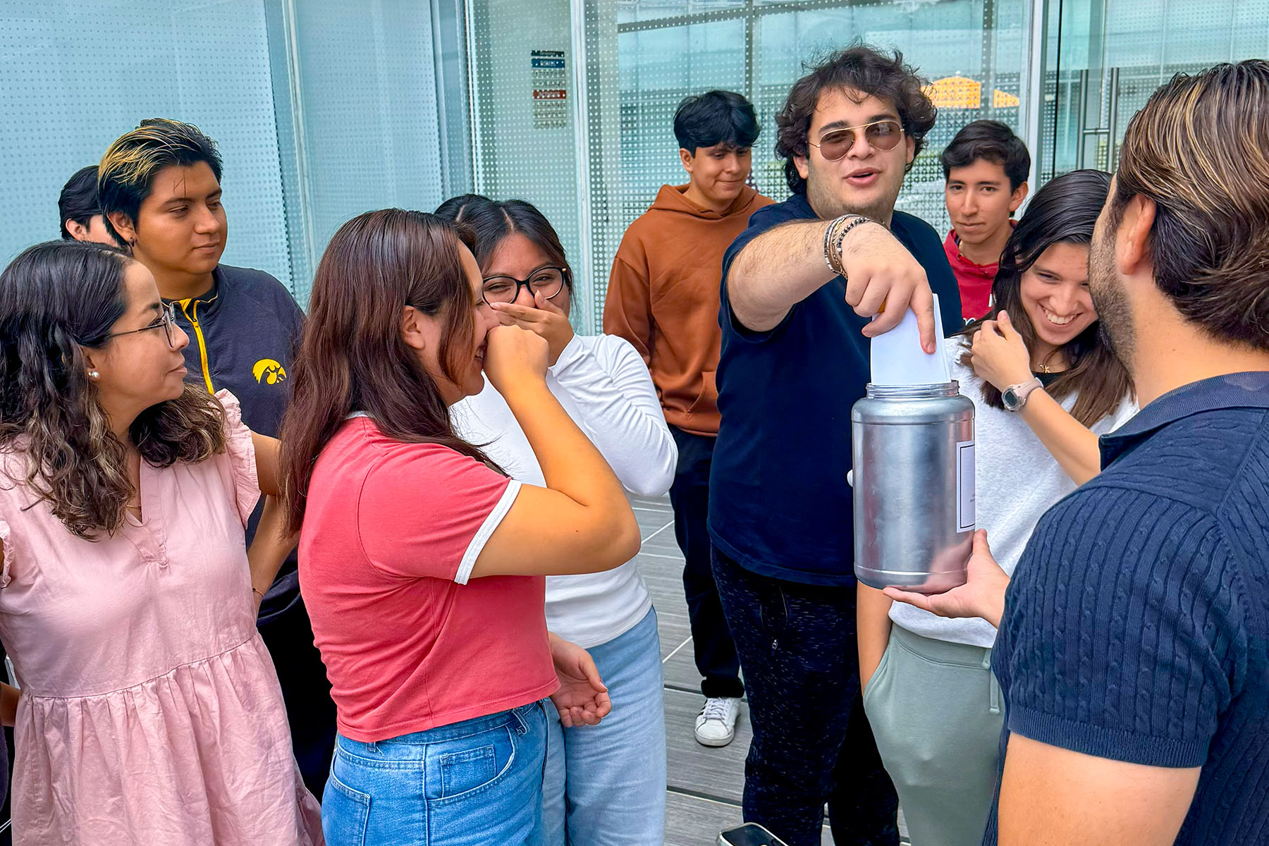 1 / 6 - Mirar al Futuro Desde el Presente: Cápsula del Tiempo de Estudiantes de Arquitectura 1 / 6 - Mirar al Futuro Desde el Presente: Cápsula del Tiempo de Estudiantes de Arquitectura