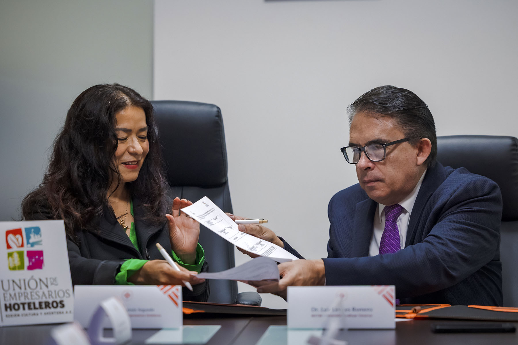 7 / 12 - Firma de Convenio con la Unión de Empresarios Hoteleros 7 / 12 - Firma de Convenio con la Unión de Empresarios Hoteleros