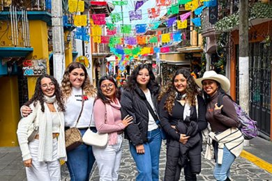 Viviendo las Tradiciones: Alumnos Visitan Naolinco en el Día de Muertos