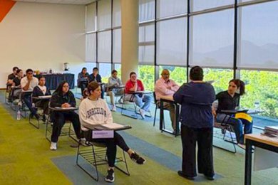 Primera Generación de Egresados Logra Resultados Destacados en el EGEL